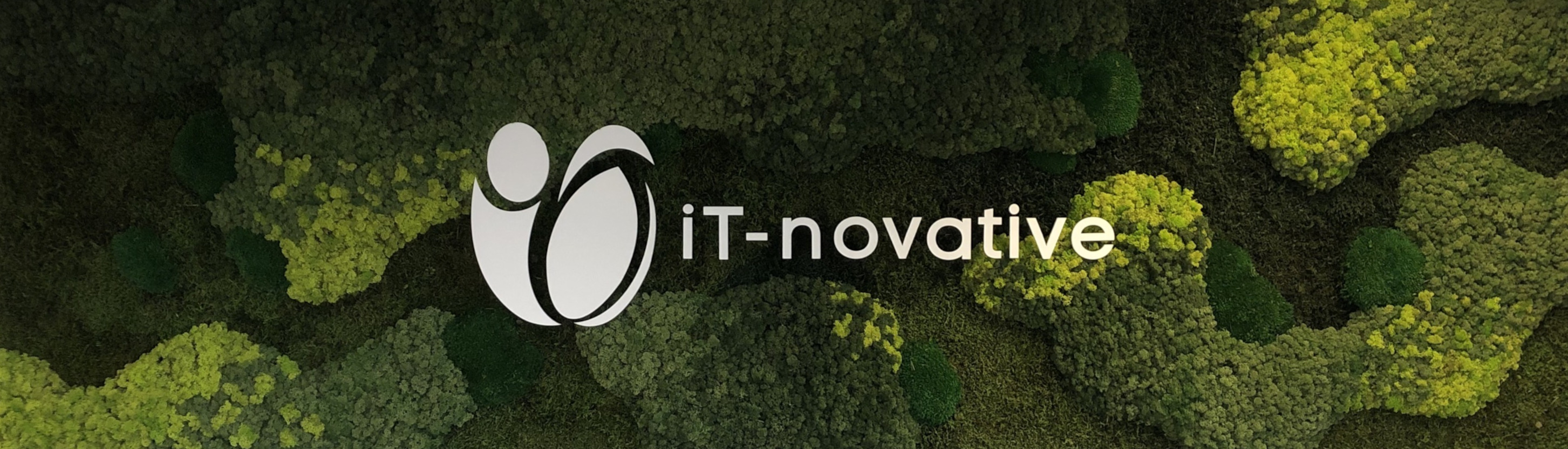 De moswand met het iT-novative-logo in de hal van het kantoor in Beuningen