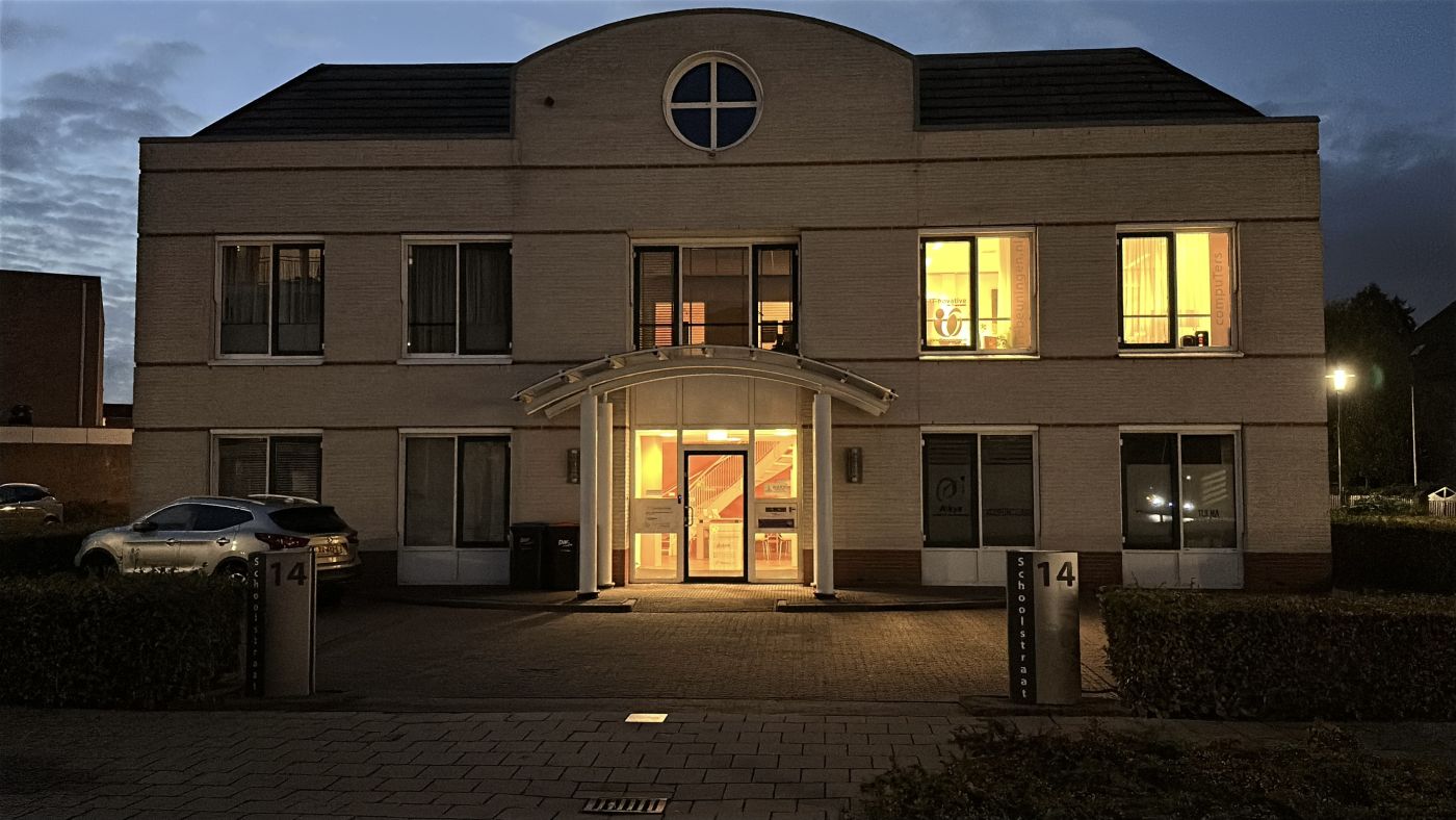 Het kantoorpand van iT-novative aan de Schoolstraat in Beuningen, in de avond